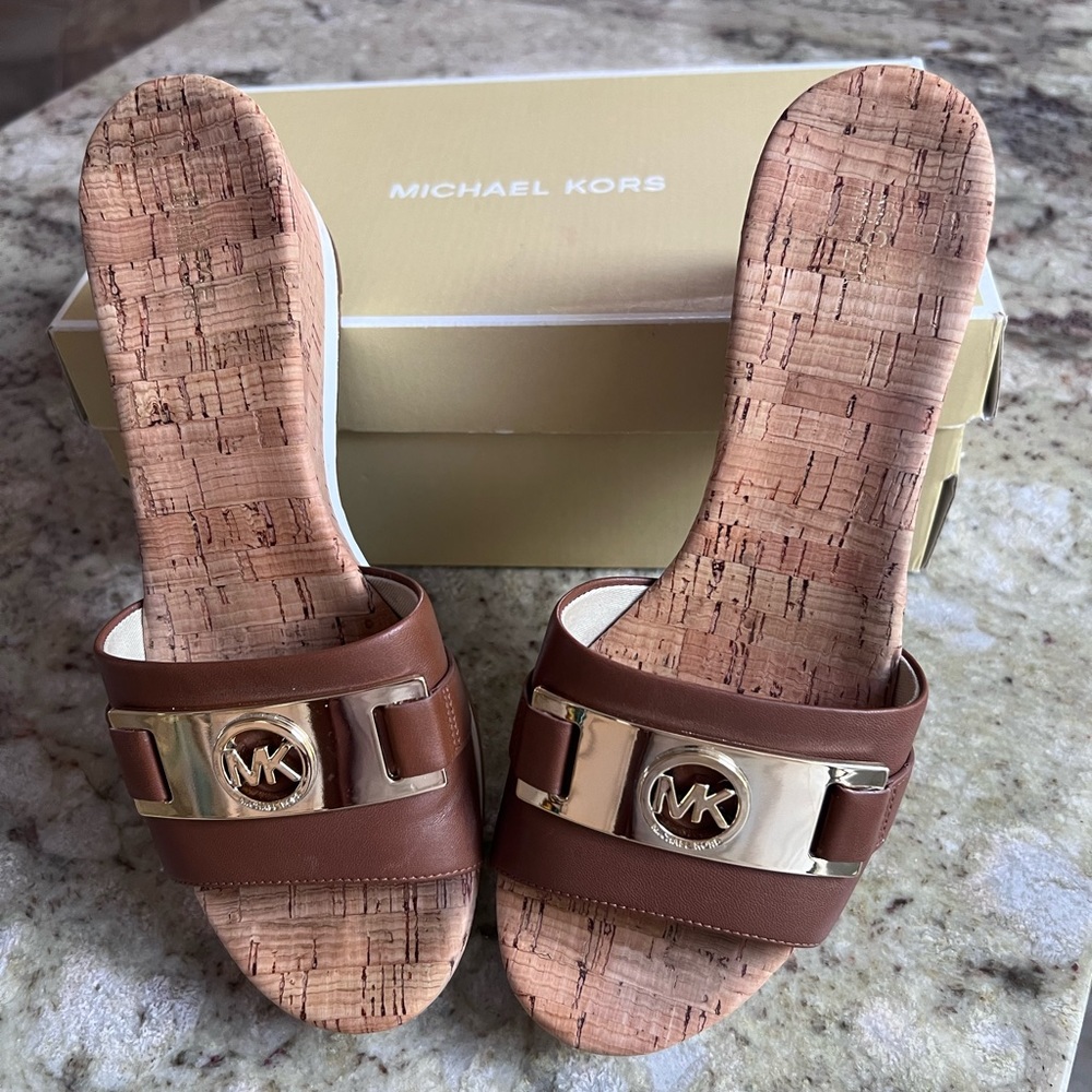 Michael Kors leather platform 8,5 Tan n gold. Like new in box